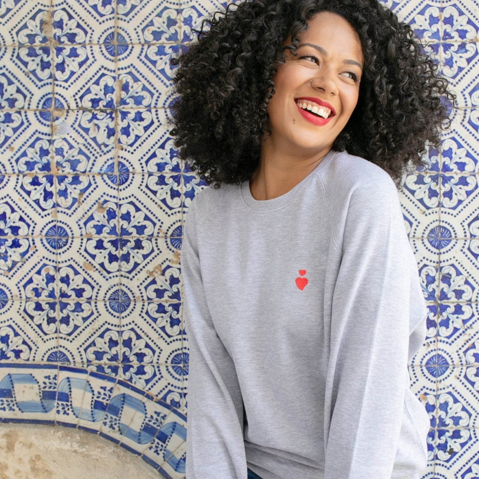 Sweatshirt Coração Bordado - Madelana A Janela