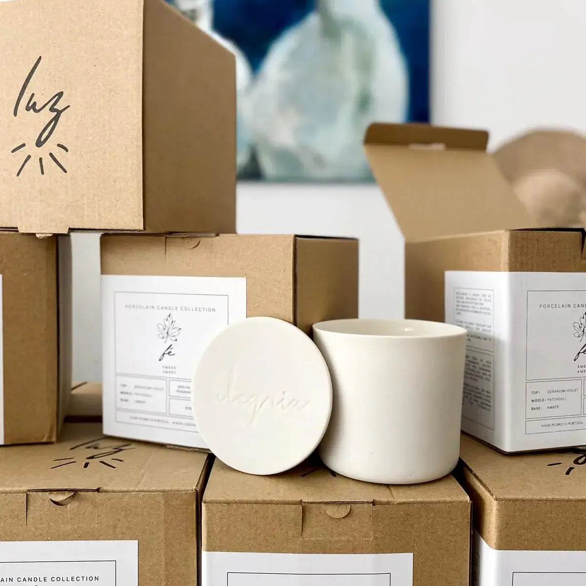 Velas perfumadas em pote de Cerâmica Fé âmbar - Madelana A Janela