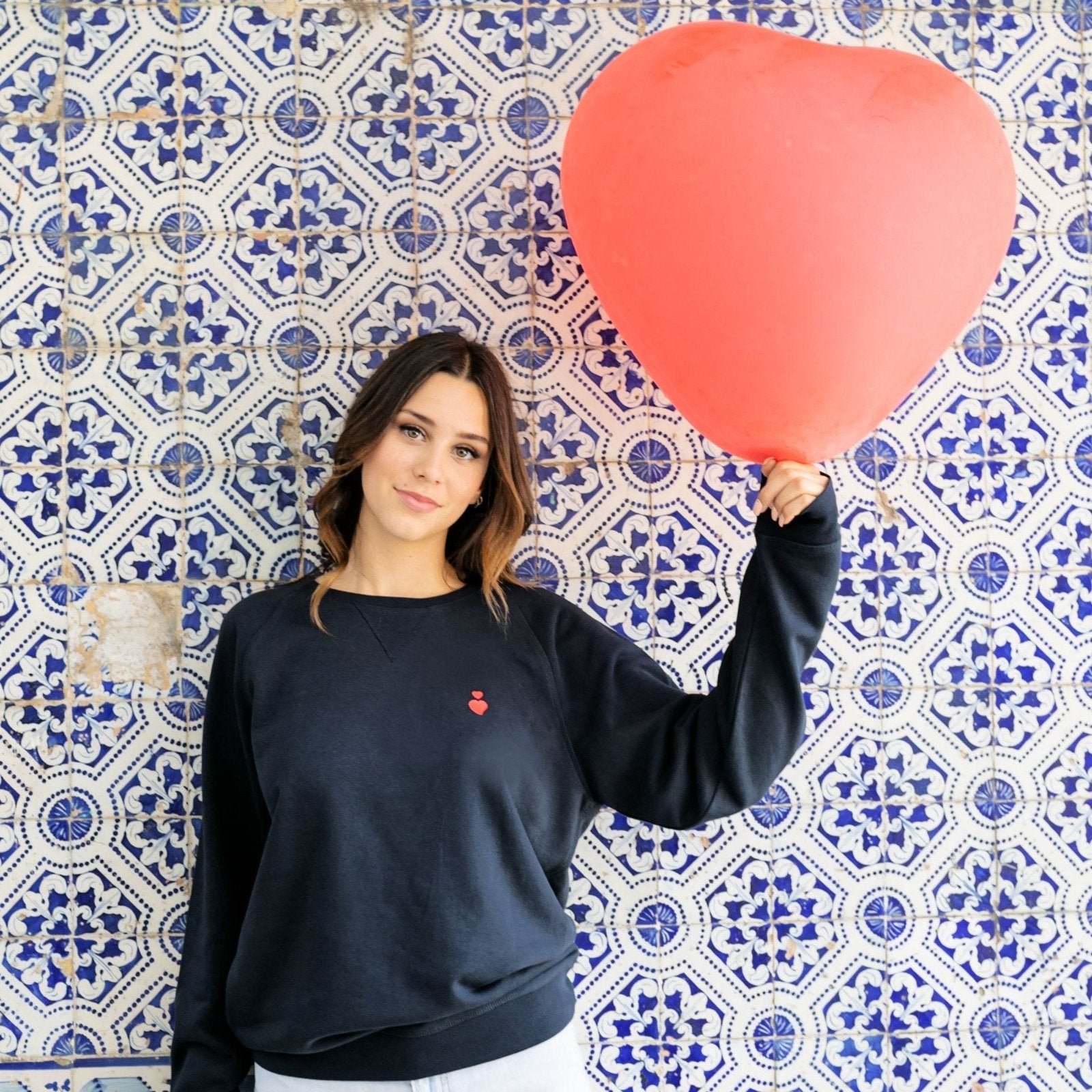 Sweatshirt “Coração Preto” - Madelana A Janela