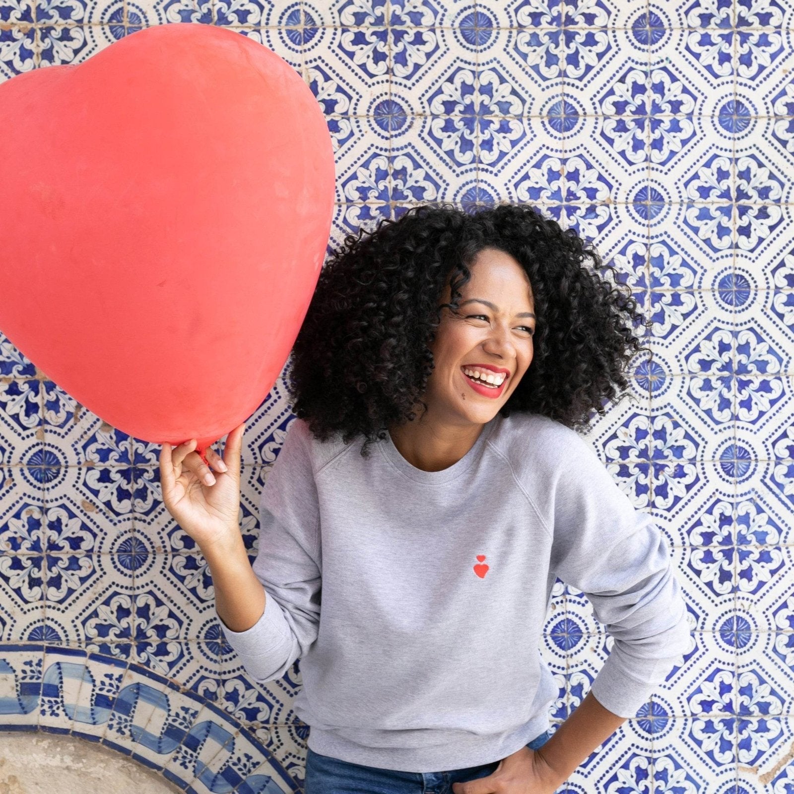 Sweatshirt Coração Bordado - Madelana A Janela