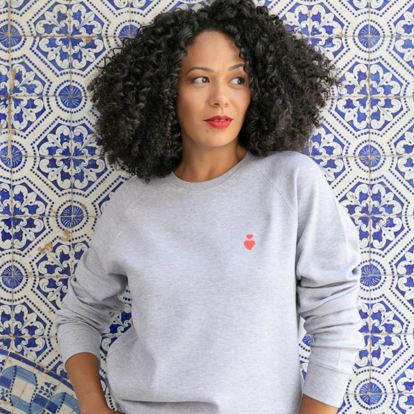 Sweatshirt Coração Bordado - Madelana A Janela