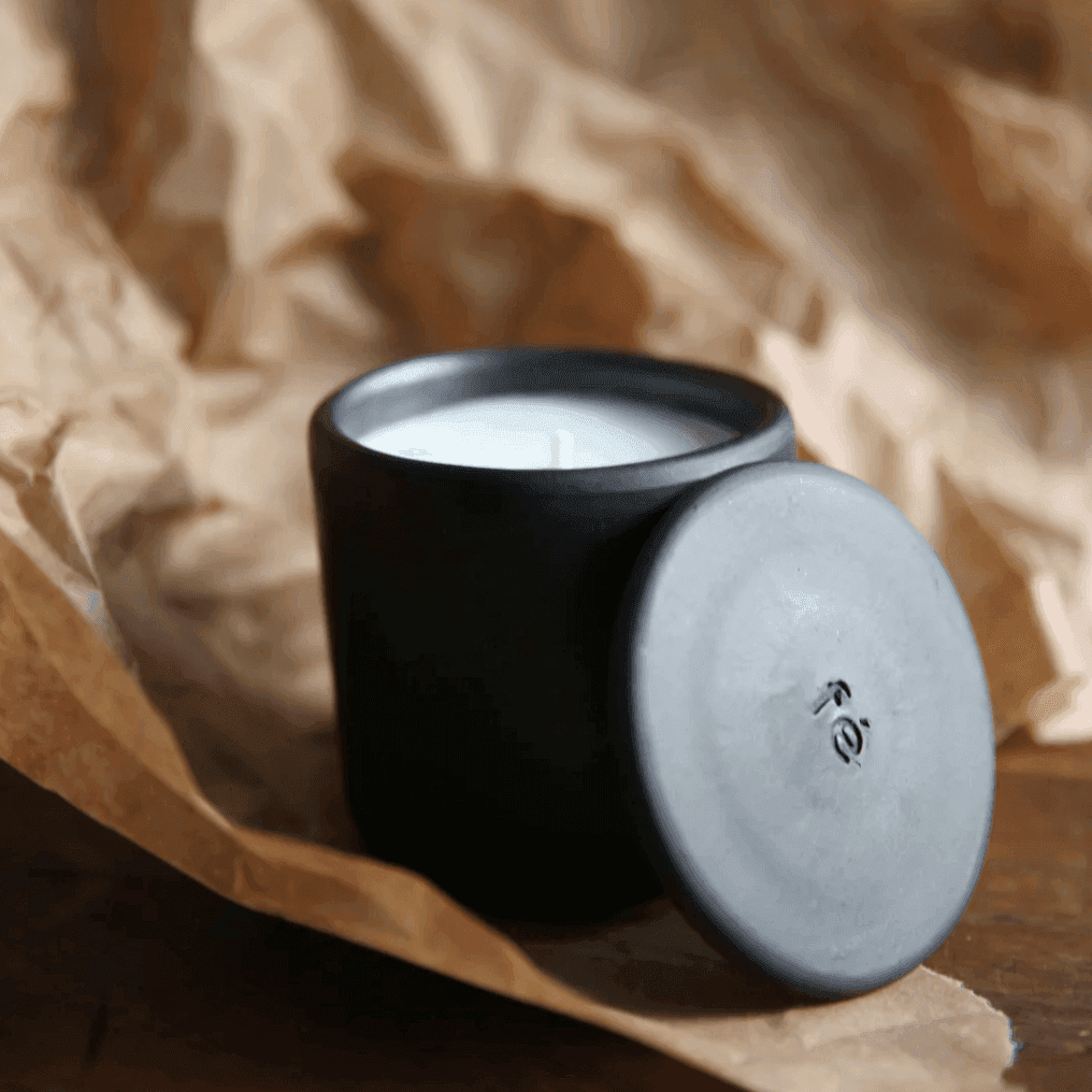 Velas perfumadas em pote de Barro Negro TERRA Patchouli - Madelana A Janela