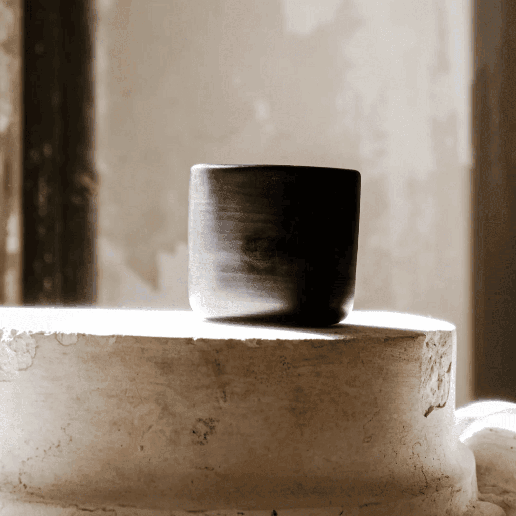 Velas perfumadas em pote de Barro Negro TERRA Patchouli - Madelana A Janela