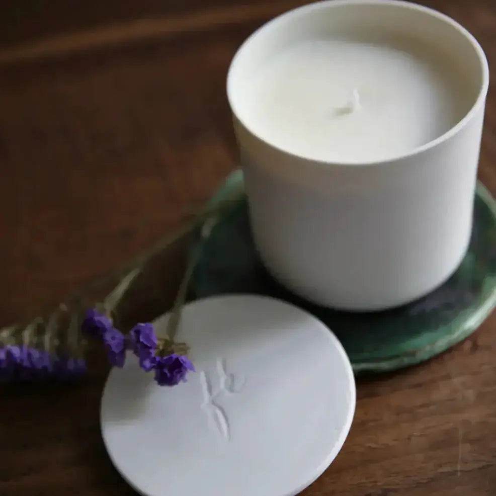 Velas perfumadas em pote de Cerâmica Fé âmbar - Madelana A Janela