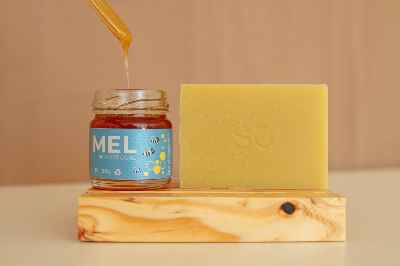 Mel - sabonete de mel e cera de abelha - 100g - Madelana A Janela