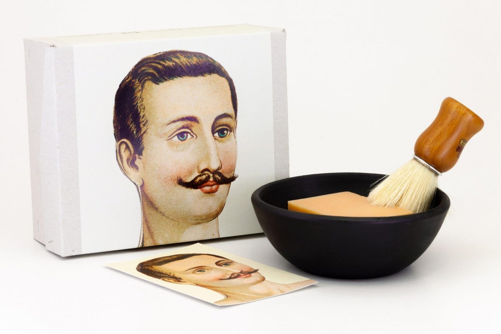 Bigodes - Conjunto de sabonete, pincel e taça - Madelana A Janela